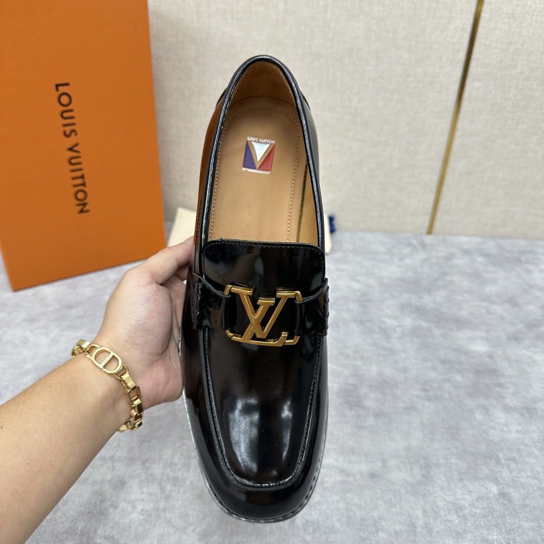 💋💍L家 新品乐福鞋上架  Major便鞋作为路易～的一大经典设计在此借助经典的帆布图纹全新亮相。采用进