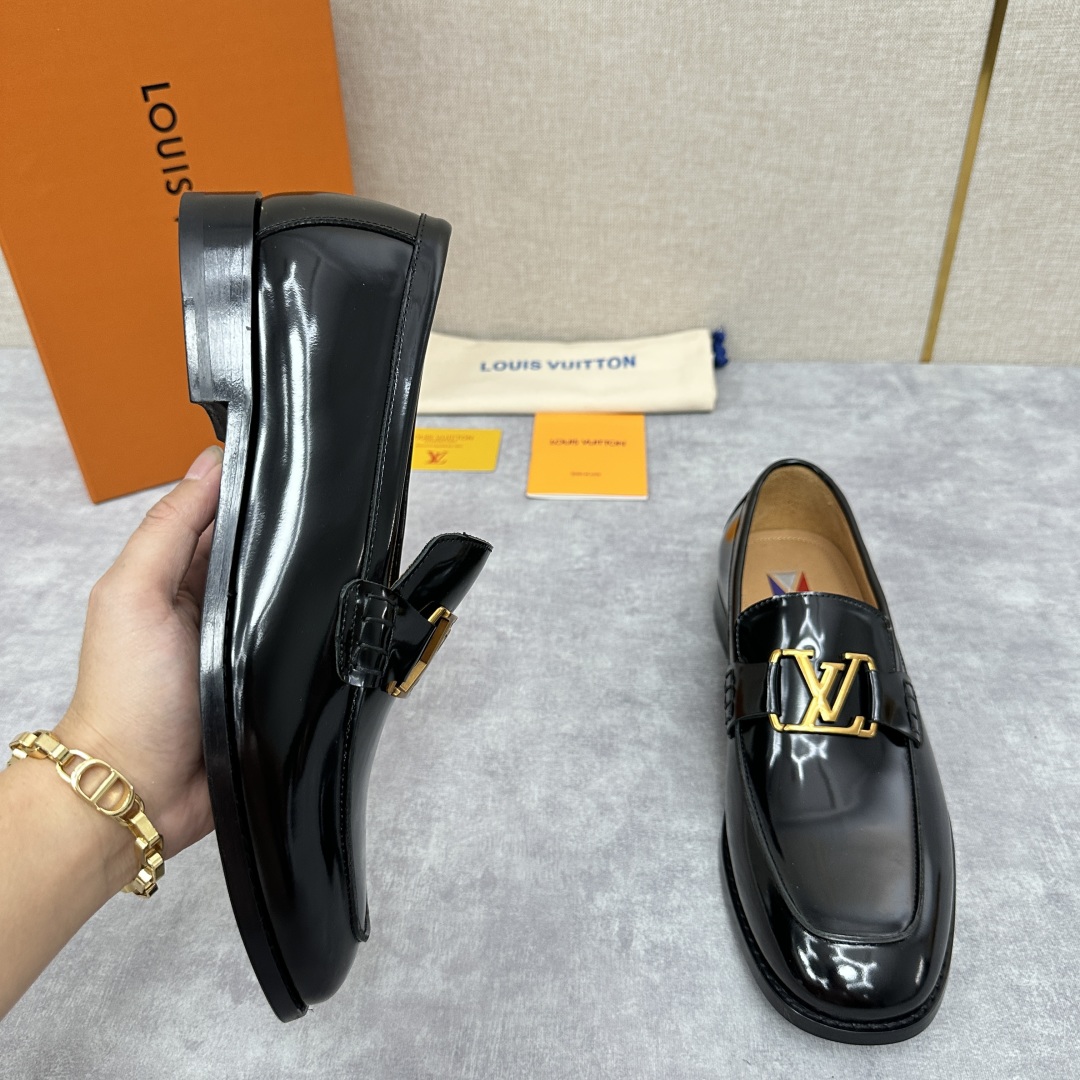 💋💍L家 新品乐福鞋上架  Major便鞋作为路易～的一大经典设计在此借助经典的帆布图纹全新亮相。采用进
