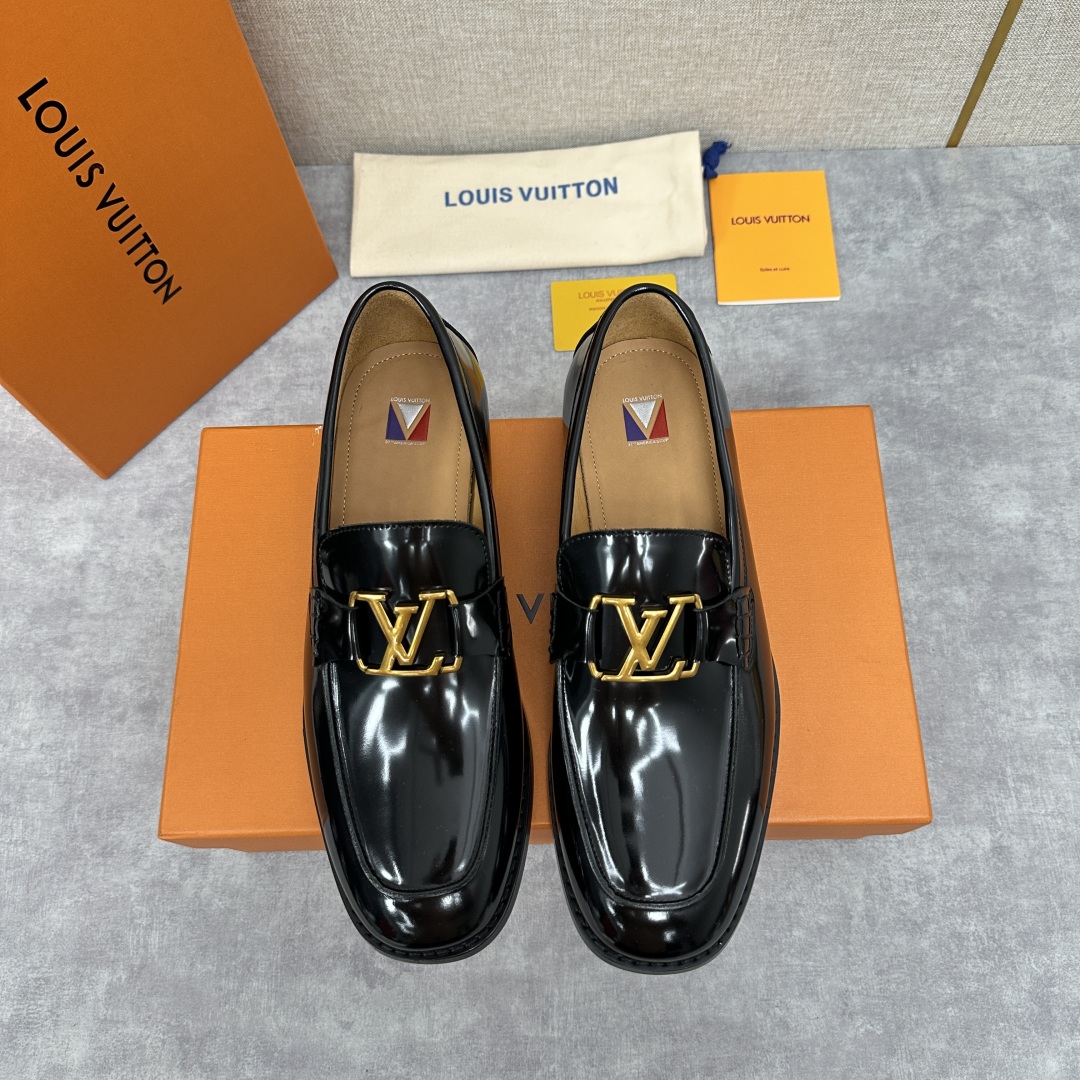 💋💍L家 新品乐福鞋上架  Major便鞋作为路易～的一大经典设计在此借助经典的帆布图纹全新亮相。采用进