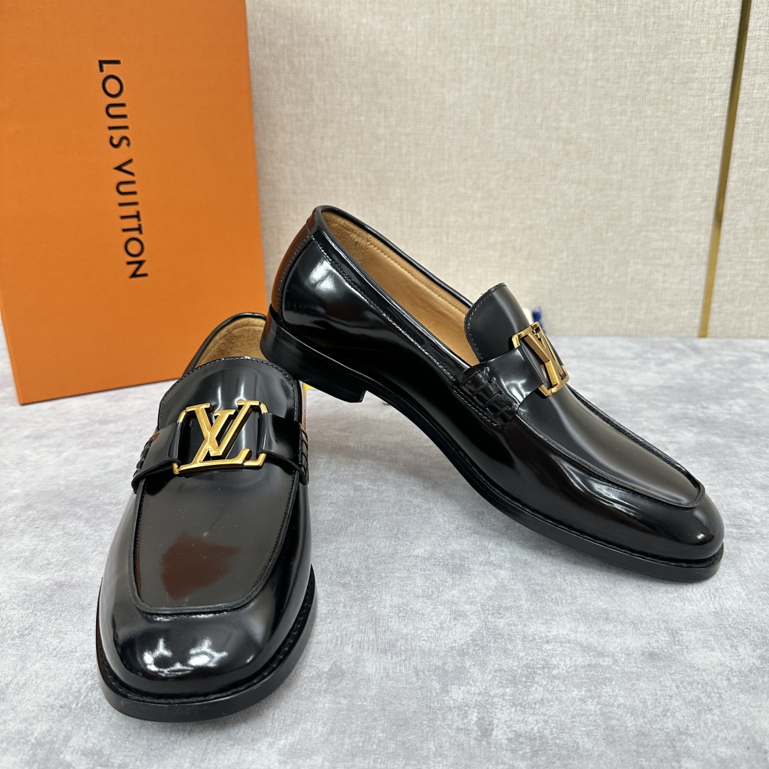 💋💍L家 新品乐福鞋上架  Major便鞋作为路易～的一大经典设计在此借助经典的帆布图纹全新亮相。采用进