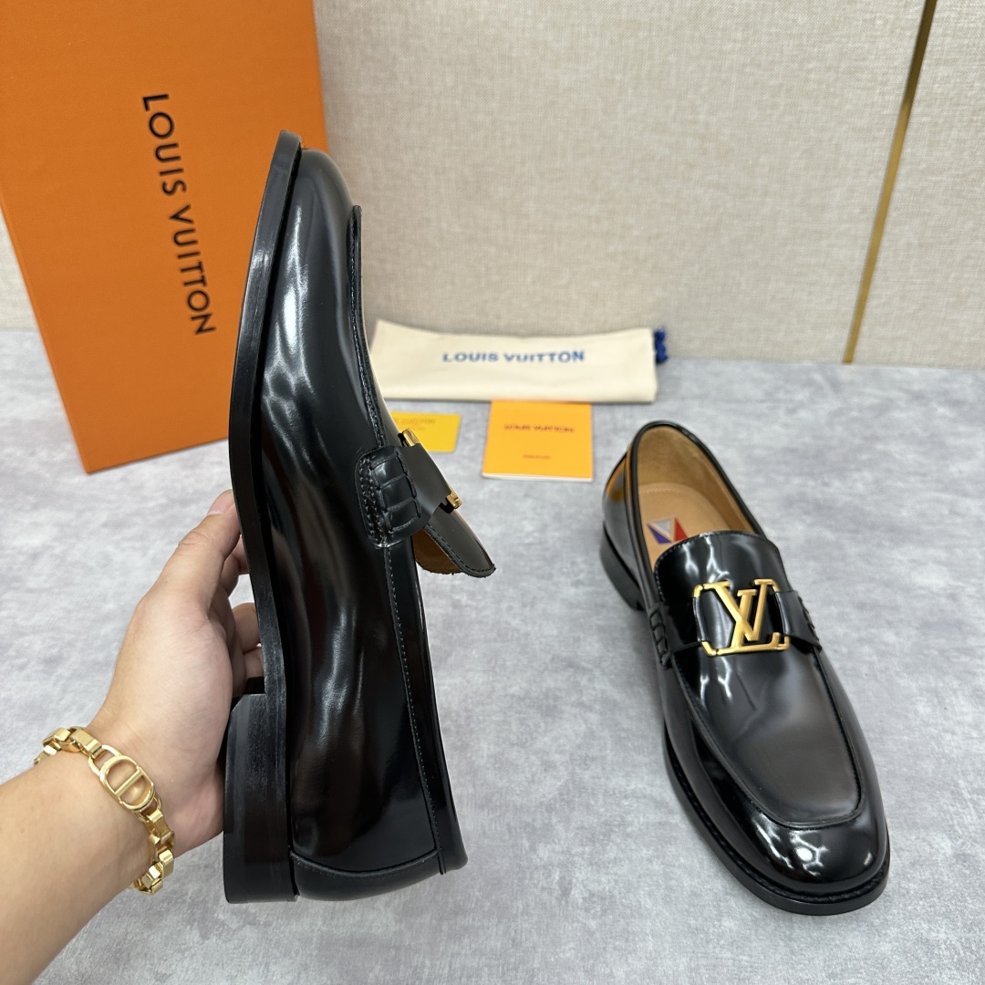 💋💍L家 新品乐福鞋上架  Major便鞋作为路易～的一大经典设计在此借助经典的帆布图纹全新亮相。采用进