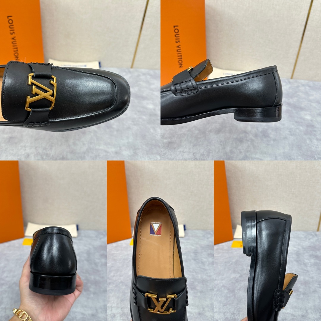 💋💍L家 新品乐福鞋上架  Major便鞋作为路易～的一大经典设计在此借助经典的帆布图纹全新亮相。采用进