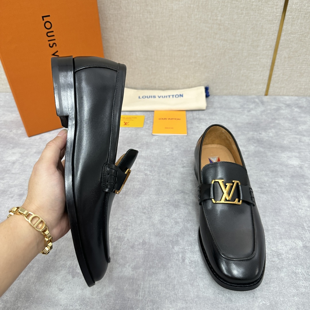 💋💍L家 新品乐福鞋上架  Major便鞋作为路易～的一大经典设计在此借助经典的帆布图纹全新亮相。采用进
