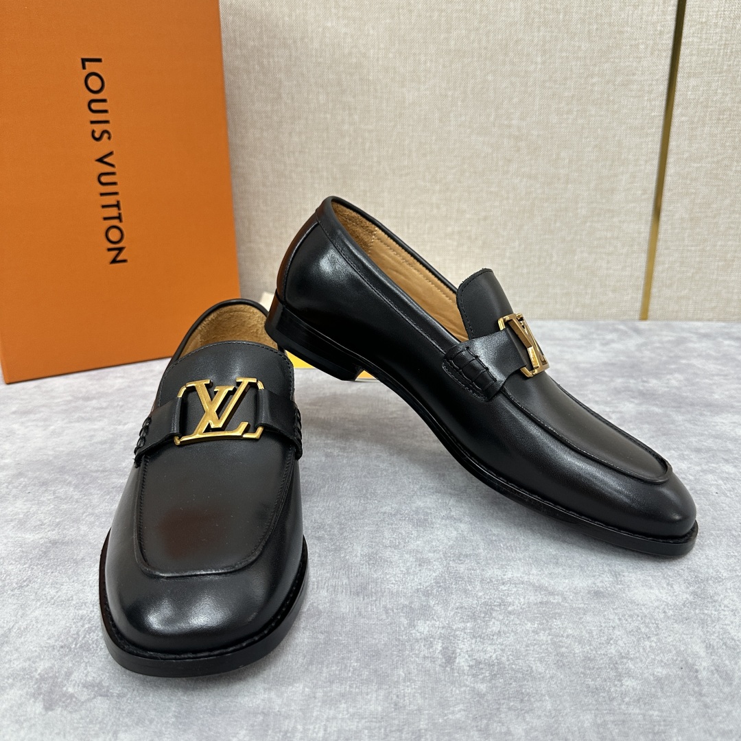 💋💍L家 新品乐福鞋上架  Major便鞋作为路易～的一大经典设计在此借助经典的帆布图纹全新亮相。采用进