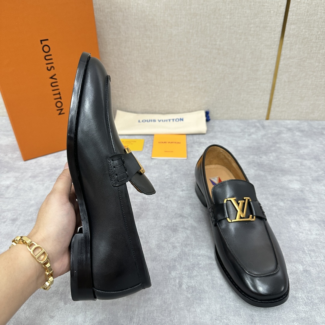 💋💍L家 新品乐福鞋上架  Major便鞋作为路易～的一大经典设计在此借助经典的帆布图纹全新亮相。采用进