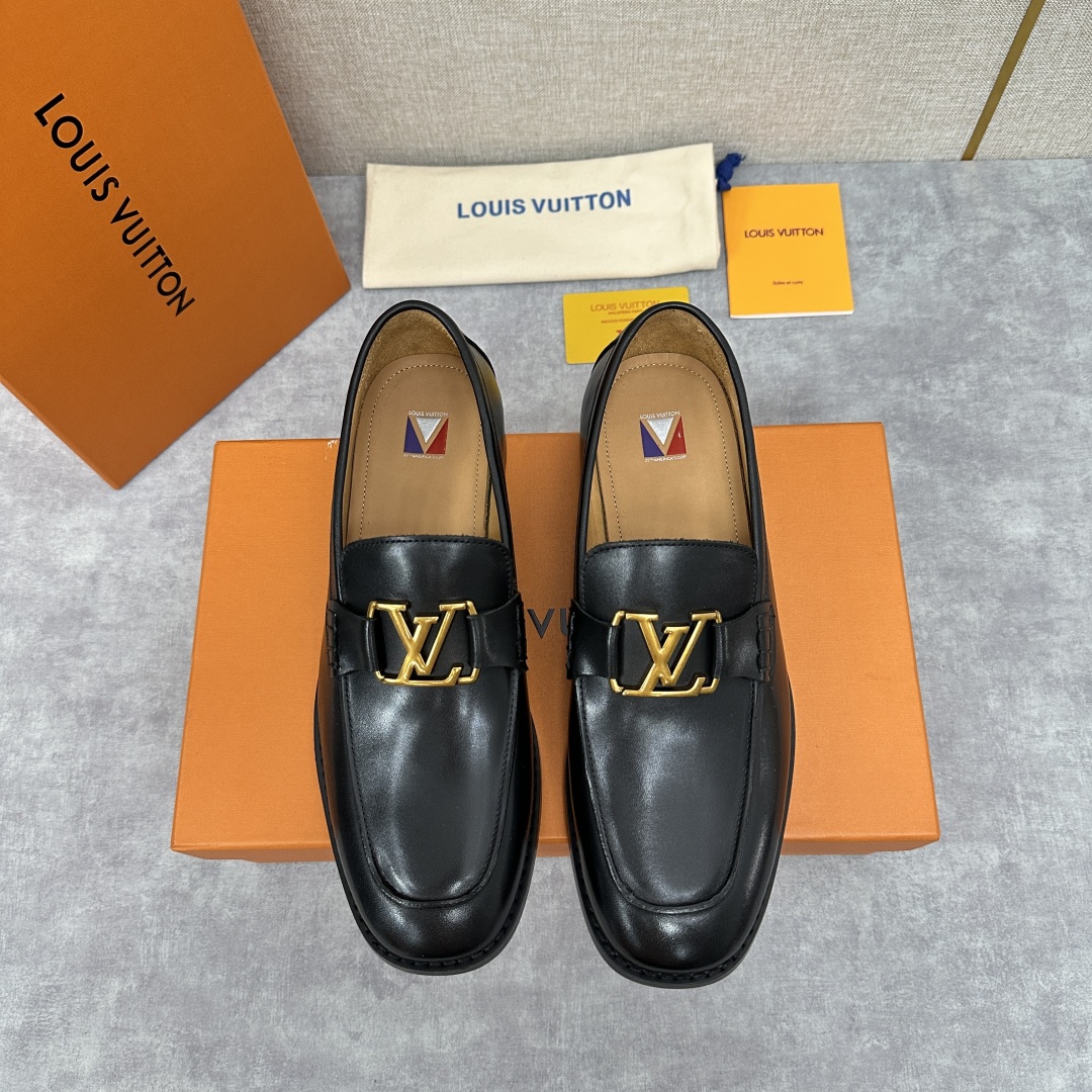 💋💍L家 新品乐福鞋上架  Major便鞋作为路易～的一大经典设计在此借助经典的帆布图纹全新亮相。采用进