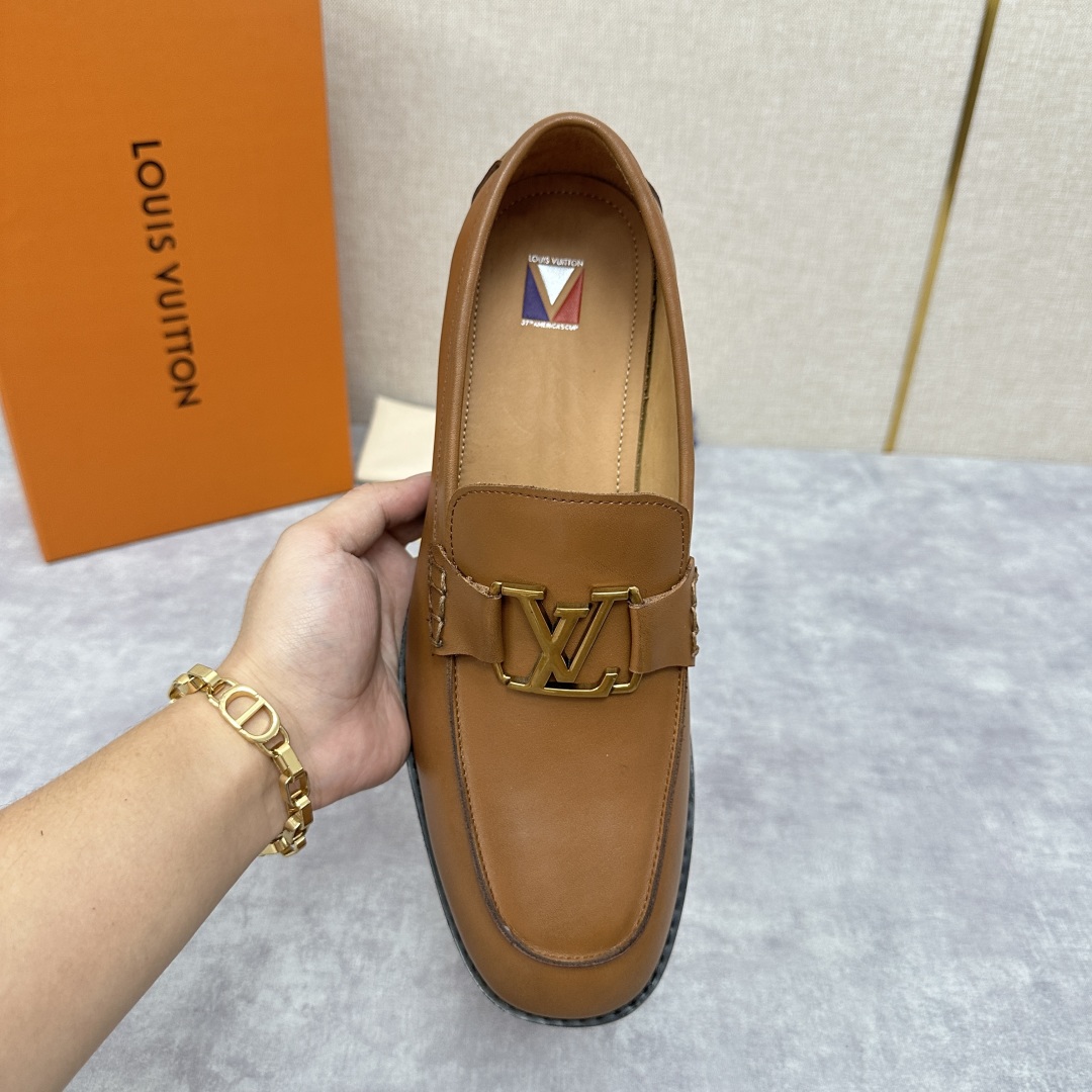 💋💍L家 新品乐福鞋上架  Major便鞋作为路易～的一大经典设计在此借助经典的帆布图纹全新亮相。采用进