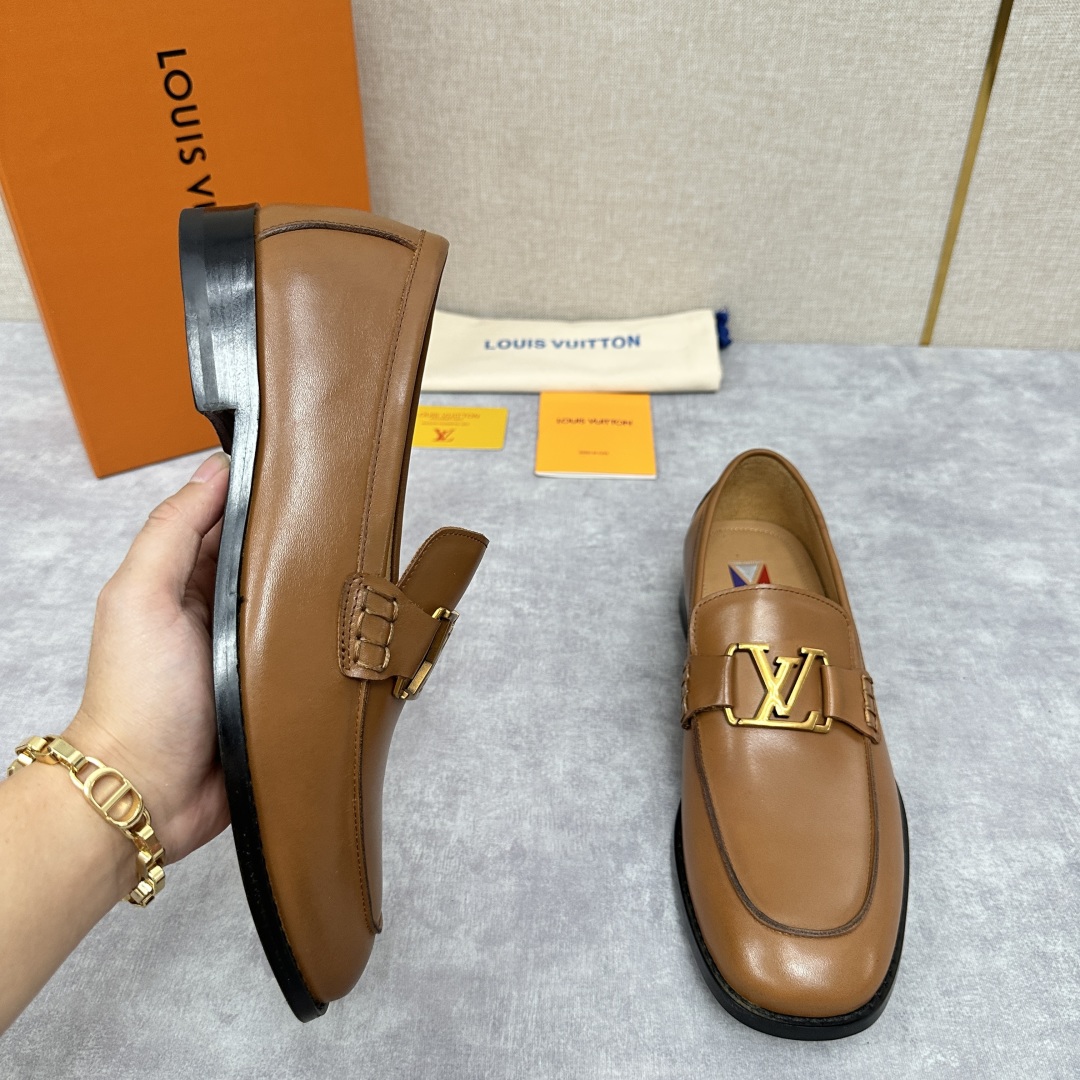 💋💍L家 新品乐福鞋上架  Major便鞋作为路易～的一大经典设计在此借助经典的帆布图纹全新亮相。采用进