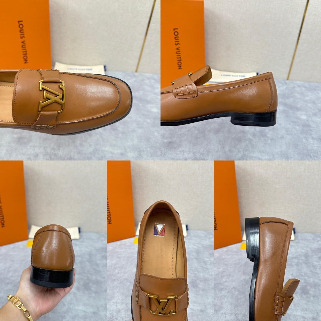 💋💍L家 新品乐福鞋上架  Major便鞋作为路易～的一大经典设计在此借助经典的帆布图纹全新亮相。采用进