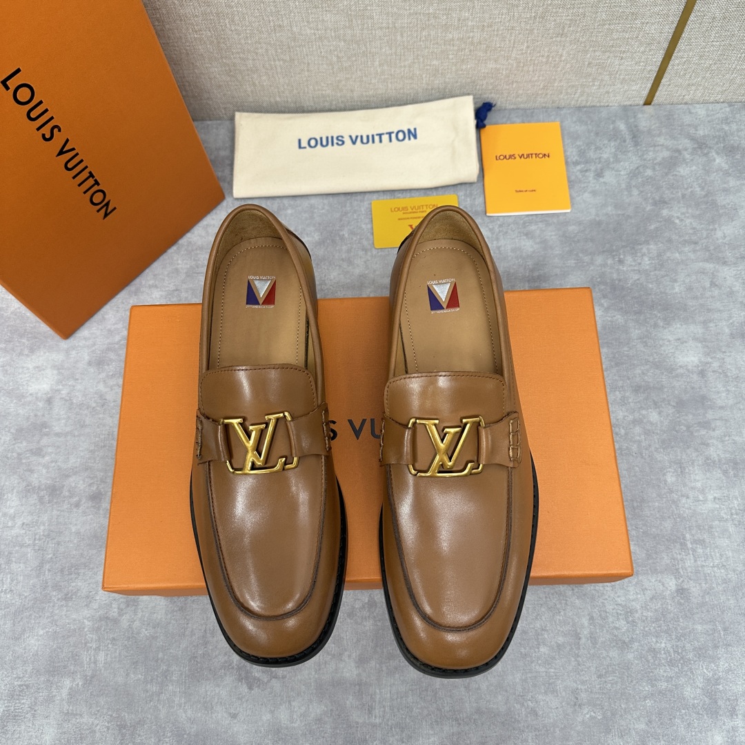 💋💍L家 新品乐福鞋上架  Major便鞋作为路易～的一大经典设计在此借助经典的帆布图纹全新亮相。采用进