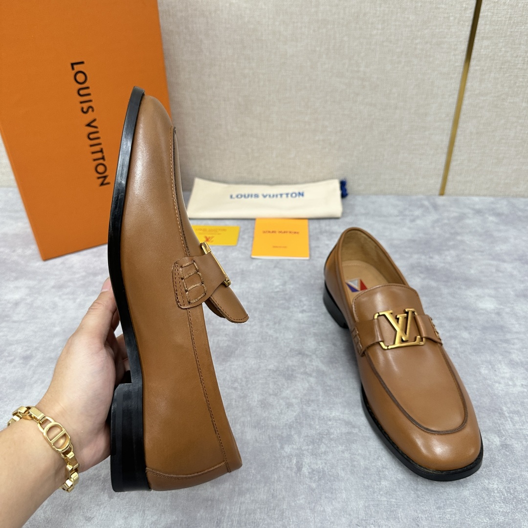 💋💍L家 新品乐福鞋上架  Major便鞋作为路易～的一大经典设计在此借助经典的帆布图纹全新亮相。采用进