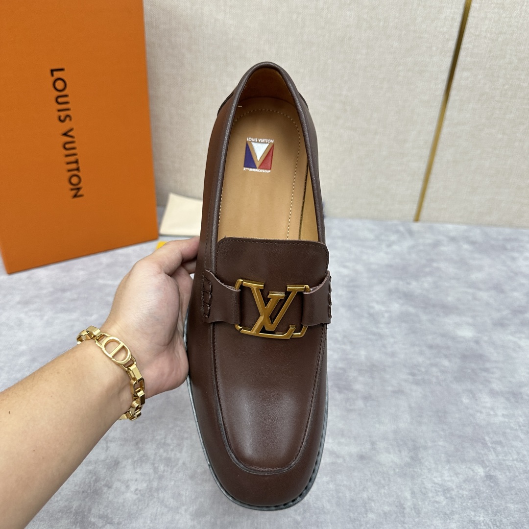 💋💍L家 新品乐福鞋上架  Major便鞋作为路易～的一大经典设计在此借助经典的帆布图纹全新亮相。采用进