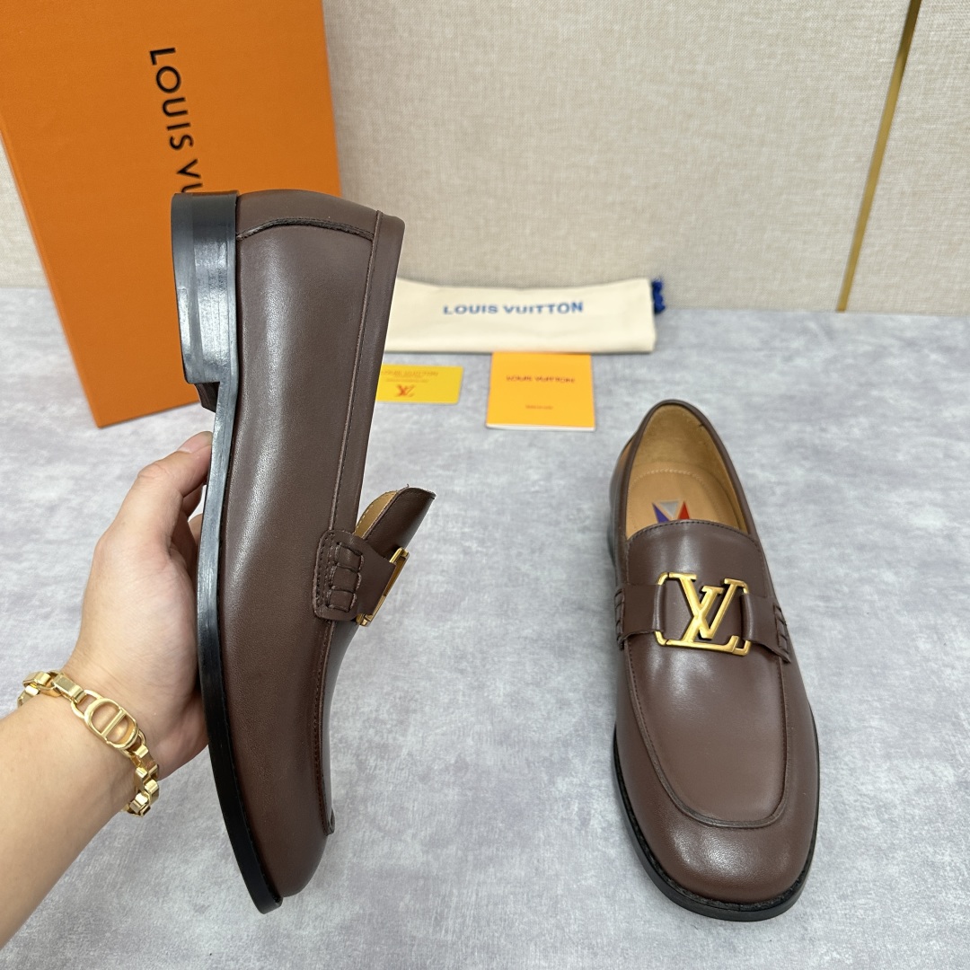 💋💍L家 新品乐福鞋上架  Major便鞋作为路易～的一大经典设计在此借助经典的帆布图纹全新亮相。采用进