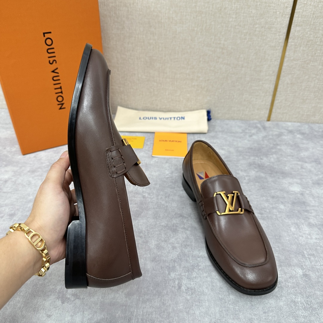 💋💍L家 新品乐福鞋上架  Major便鞋作为路易～的一大经典设计在此借助经典的帆布图纹全新亮相。采用进