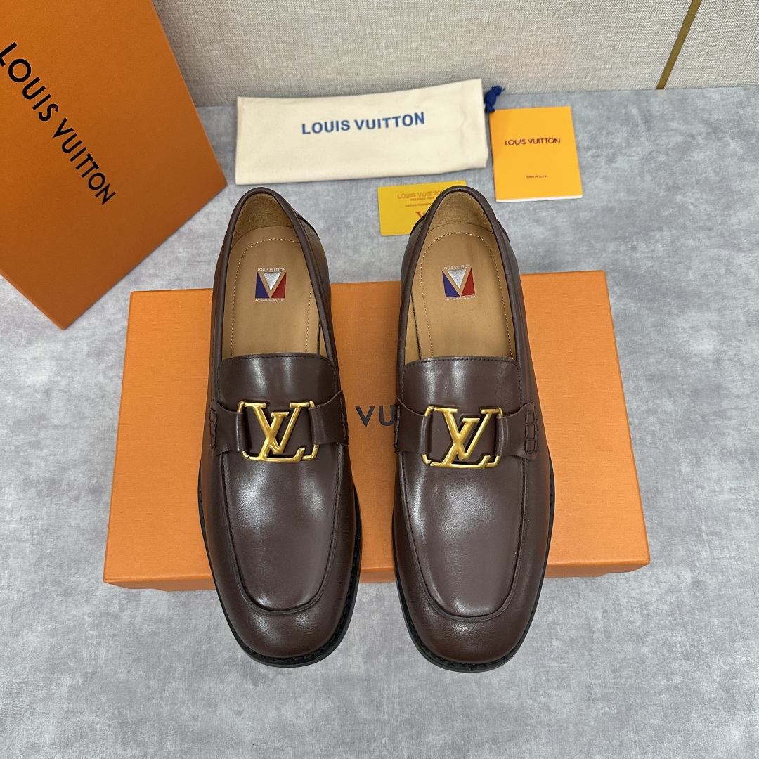 💋💍L家 新品乐福鞋上架  Major便鞋作为路易～的一大经典设计在此借助经典的帆布图纹全新亮相。采用进