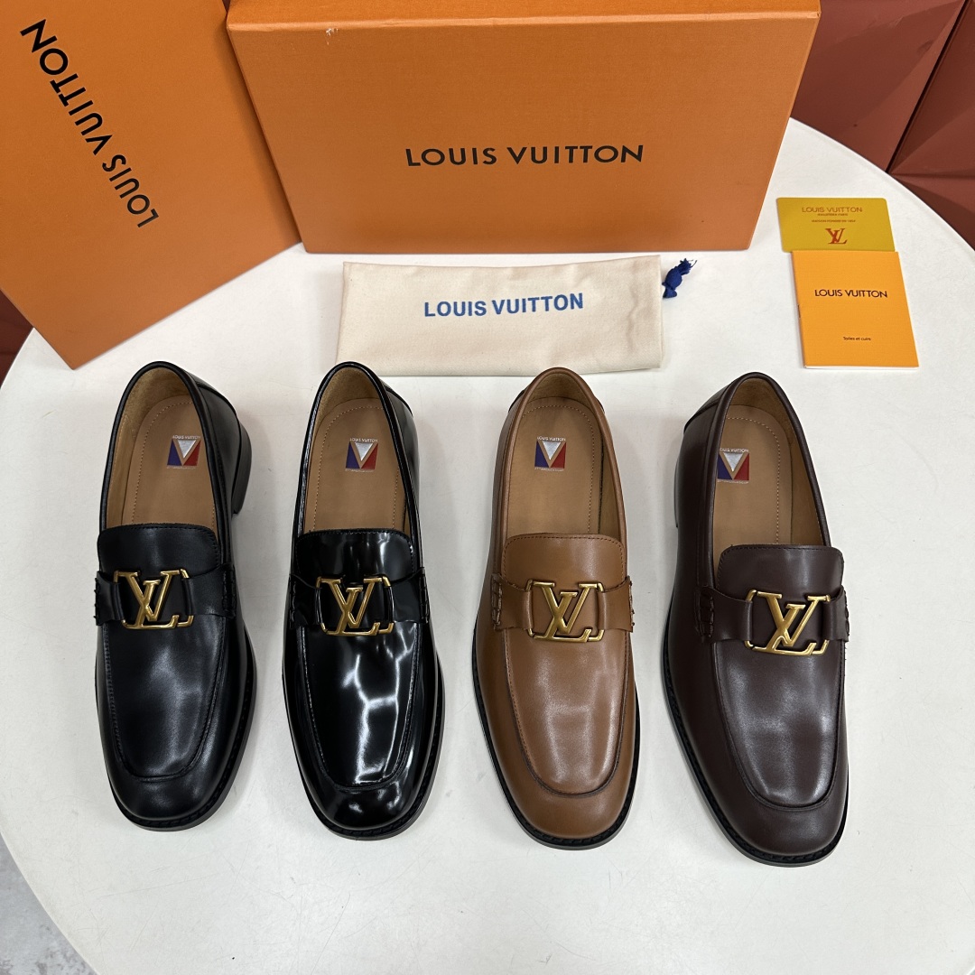 💋💍L家 新品乐福鞋上架  Major便鞋作为路易～的一大经典设计在此借助经典的帆布图纹全新亮相。采用进