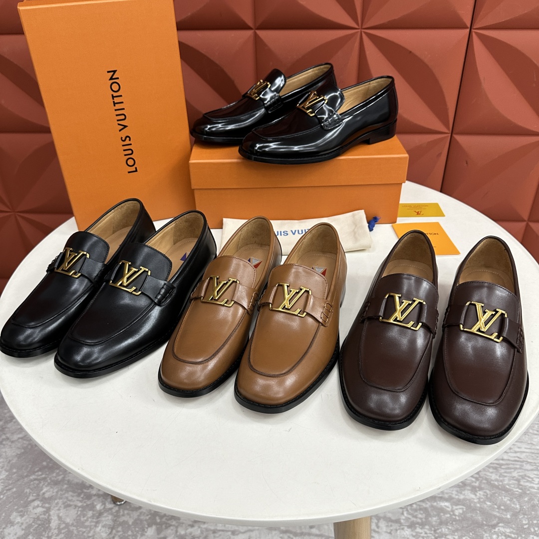 💋💍L家 新品乐福鞋上架  Major便鞋作为路易～的一大经典设计在此借助经典的帆布图纹全新亮相。采用进