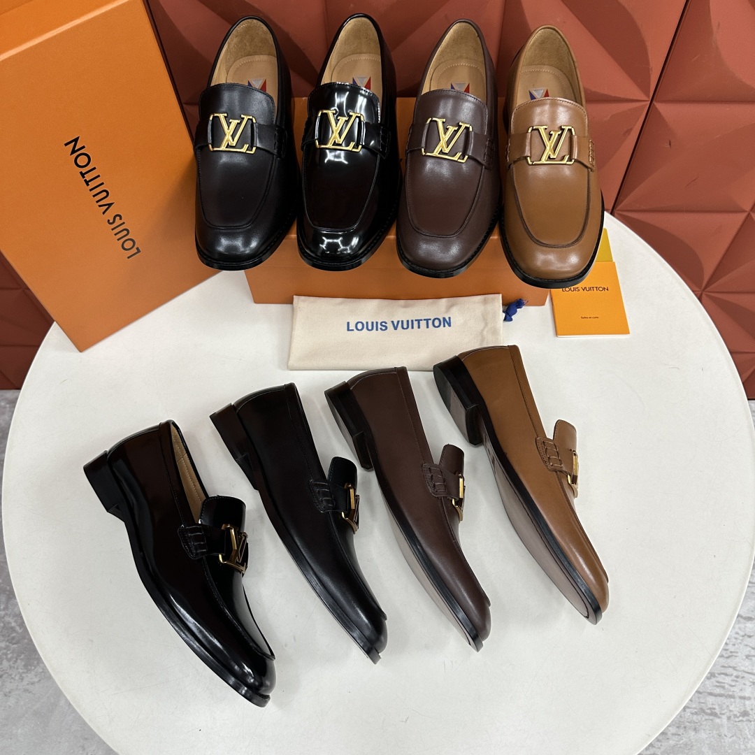 💋💍L家 新品乐福鞋上架  Major便鞋作为路易～的一大经典设计在此借助经典的帆布图纹全新亮相。采用进