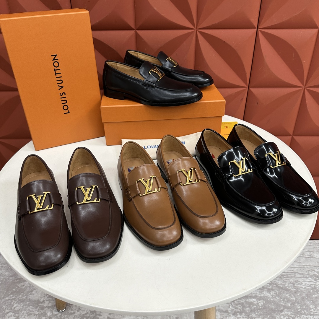 💋💍L家 新品乐福鞋上架  Major便鞋作为路易～的一大经典设计在此借助经典的帆布图纹全新亮相。采用进