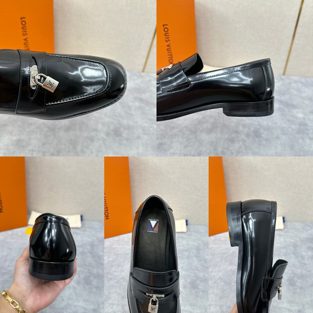 💋💍L家 新品乐福鞋上架  Major便鞋作为路易～的一大经典设计在此借助经典的帆布图纹全新亮相。采用进