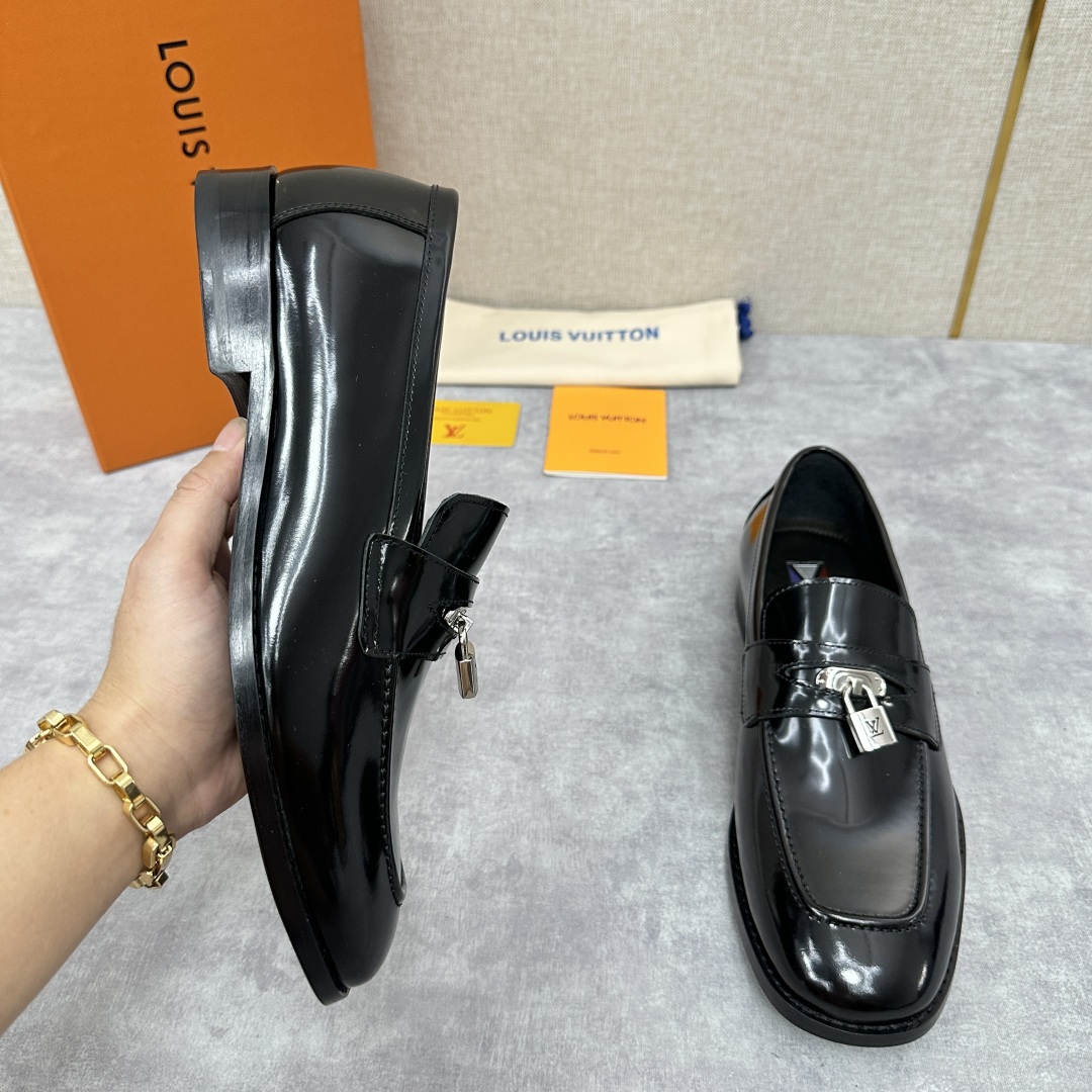💋💍L家 新品乐福鞋上架  Major便鞋作为路易～的一大经典设计在此借助经典的帆布图纹全新亮相。采用进