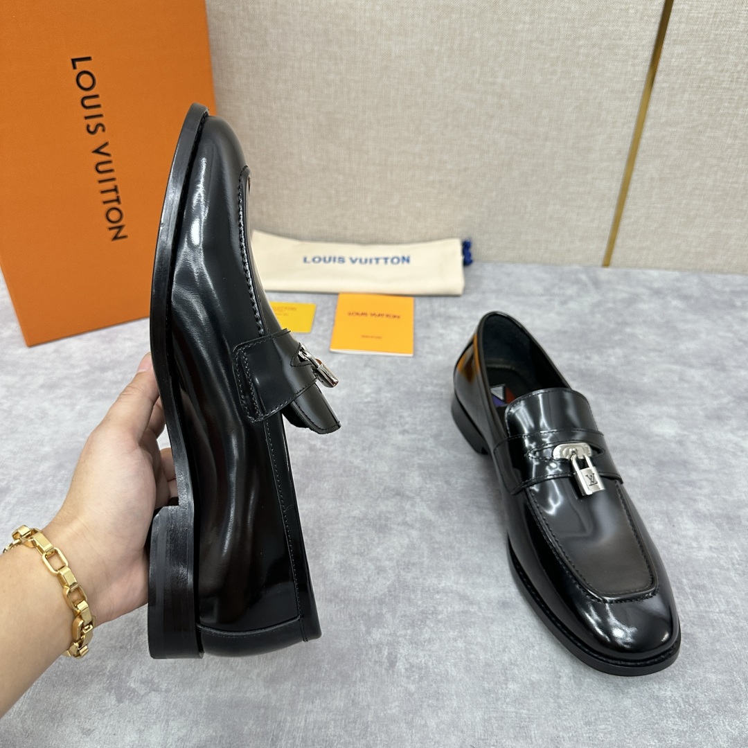 💋💍L家 新品乐福鞋上架  Major便鞋作为路易～的一大经典设计在此借助经典的帆布图纹全新亮相。采用进