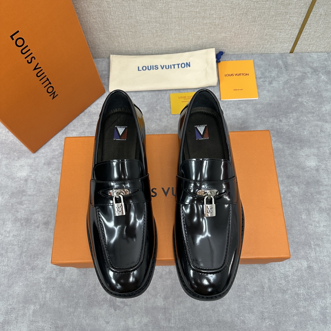 💋💍L家 新品乐福鞋上架  Major便鞋作为路易～的一大经典设计在此借助经典的帆布图纹全新亮相。采用进