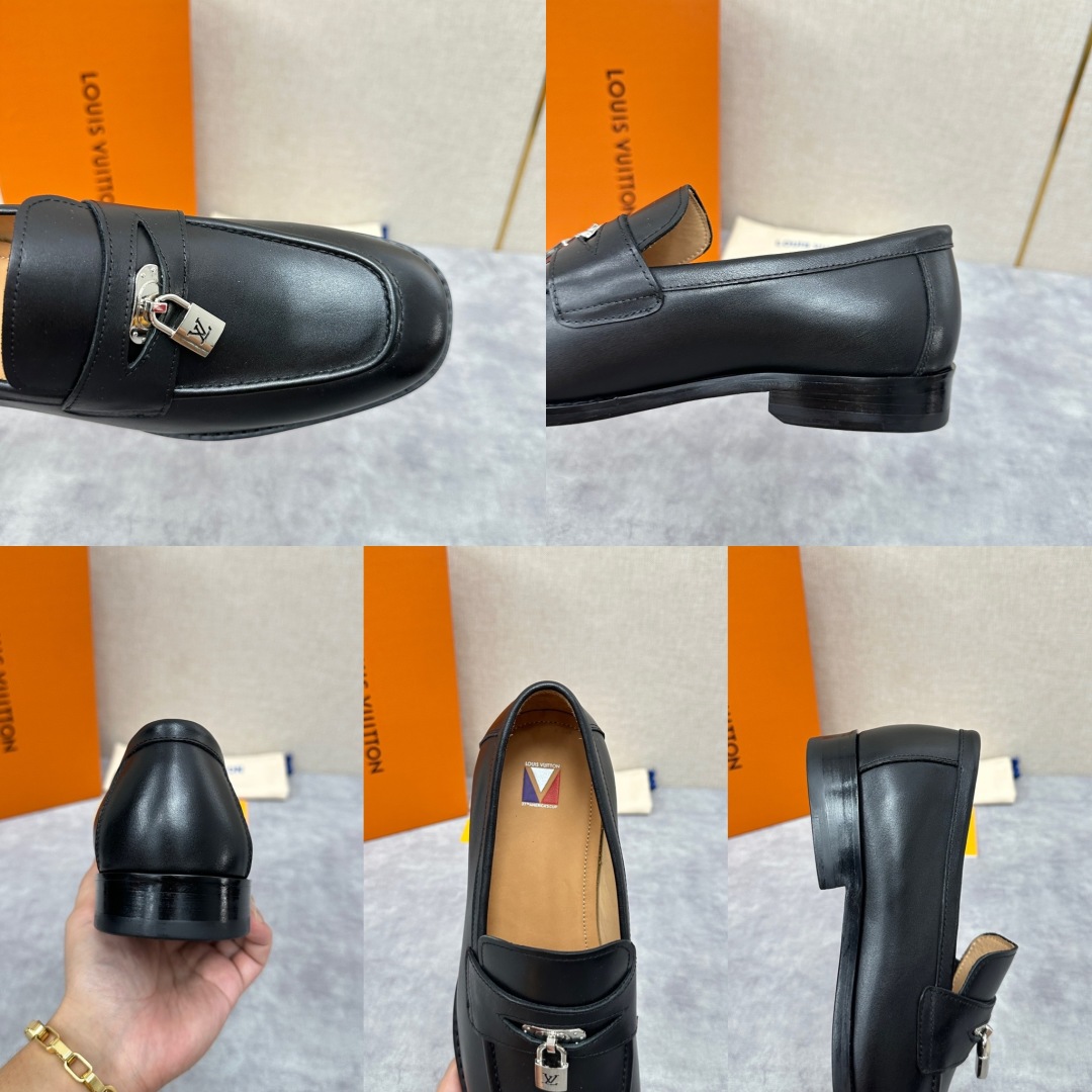 💋💍L家 新品乐福鞋上架  Major便鞋作为路易～的一大经典设计在此借助经典的帆布图纹全新亮相。采用进