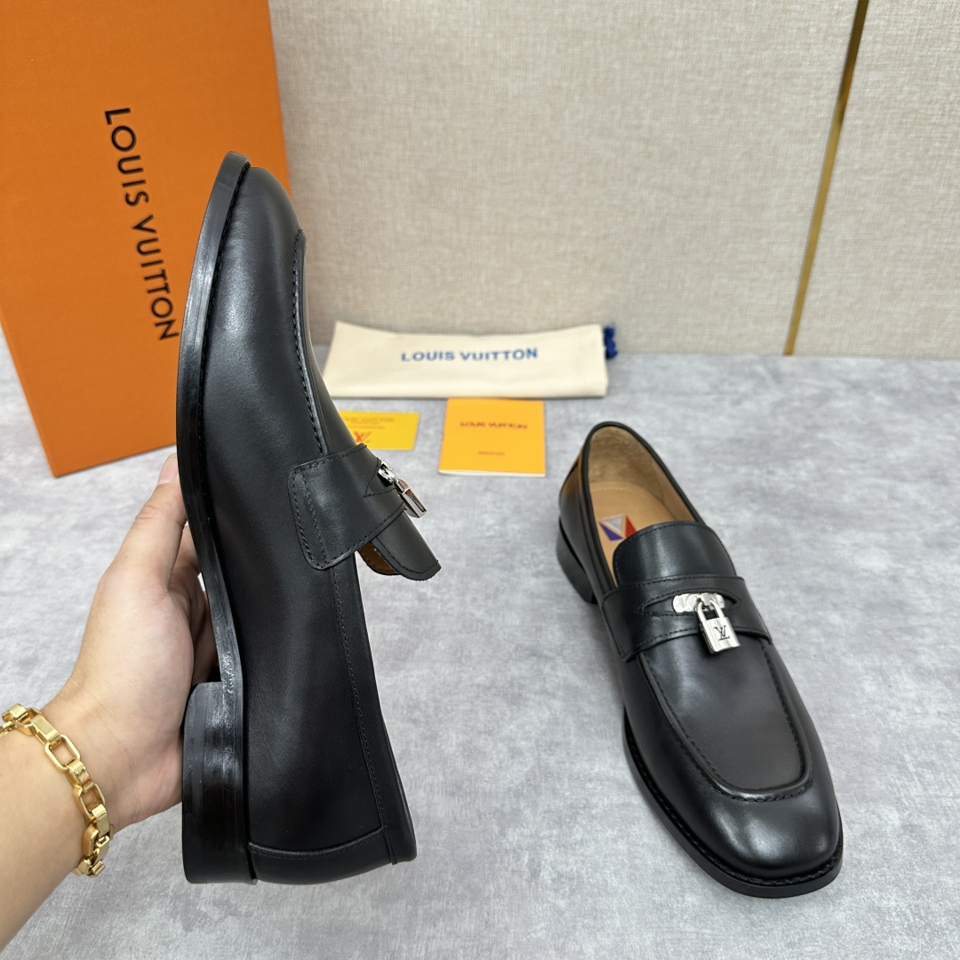 💋💍L家 新品乐福鞋上架  Major便鞋作为路易～的一大经典设计在此借助经典的帆布图纹全新亮相。采用进