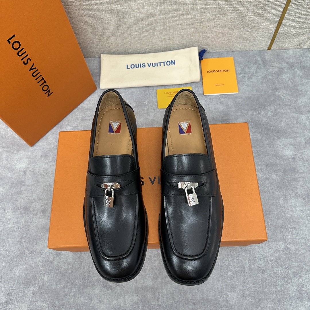 💋💍L家 新品乐福鞋上架  Major便鞋作为路易～的一大经典设计在此借助经典的帆布图纹全新亮相。采用进