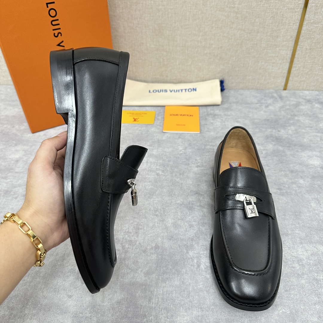 💋💍L家 新品乐福鞋上架  Major便鞋作为路易～的一大经典设计在此借助经典的帆布图纹全新亮相。采用进