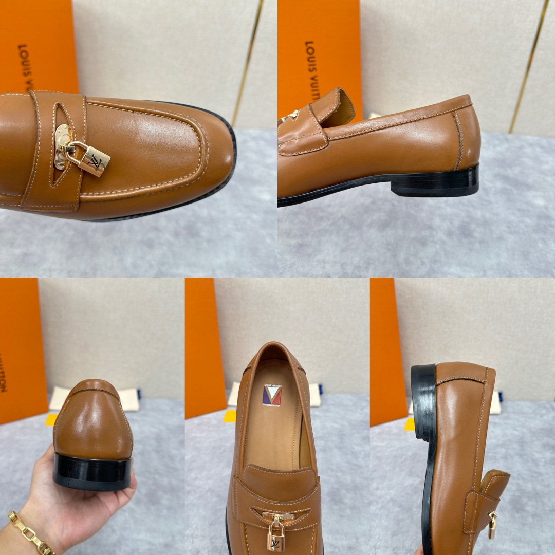💋💍L家 新品乐福鞋上架  Major便鞋作为路易～的一大经典设计在此借助经典的帆布图纹全新亮相。采用进