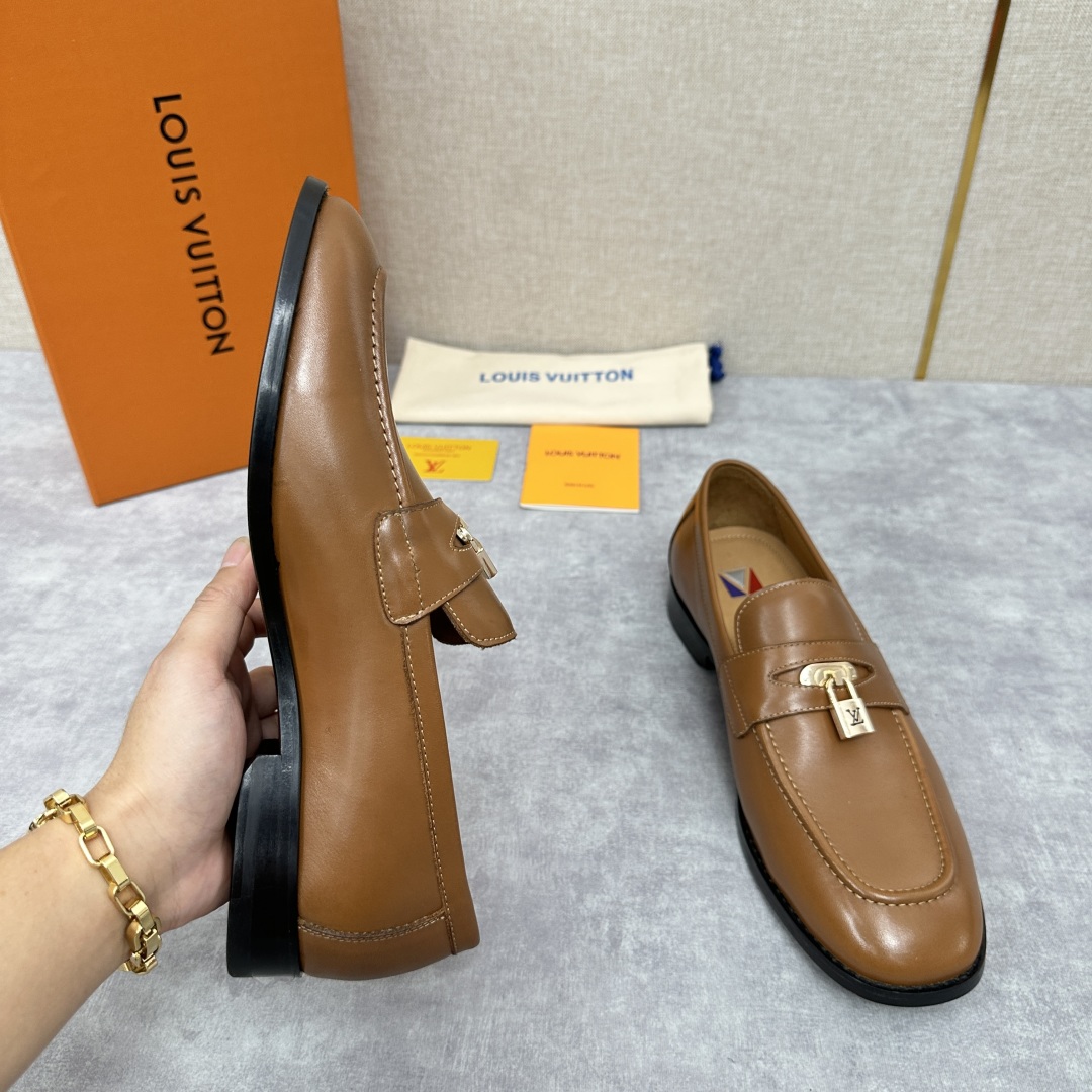 💋💍L家 新品乐福鞋上架  Major便鞋作为路易～的一大经典设计在此借助经典的帆布图纹全新亮相。采用进