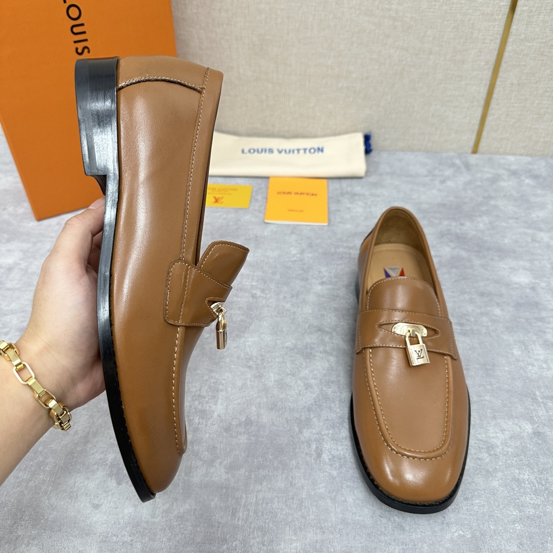 💋💍L家 新品乐福鞋上架  Major便鞋作为路易～的一大经典设计在此借助经典的帆布图纹全新亮相。采用进