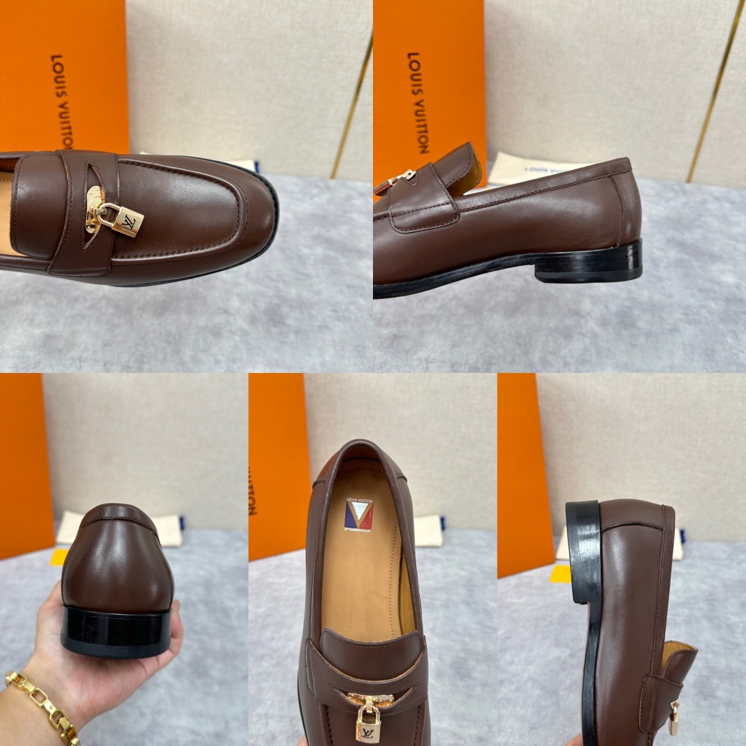 💋💍L家 新品乐福鞋上架  Major便鞋作为路易～的一大经典设计在此借助经典的帆布图纹全新亮相。采用进