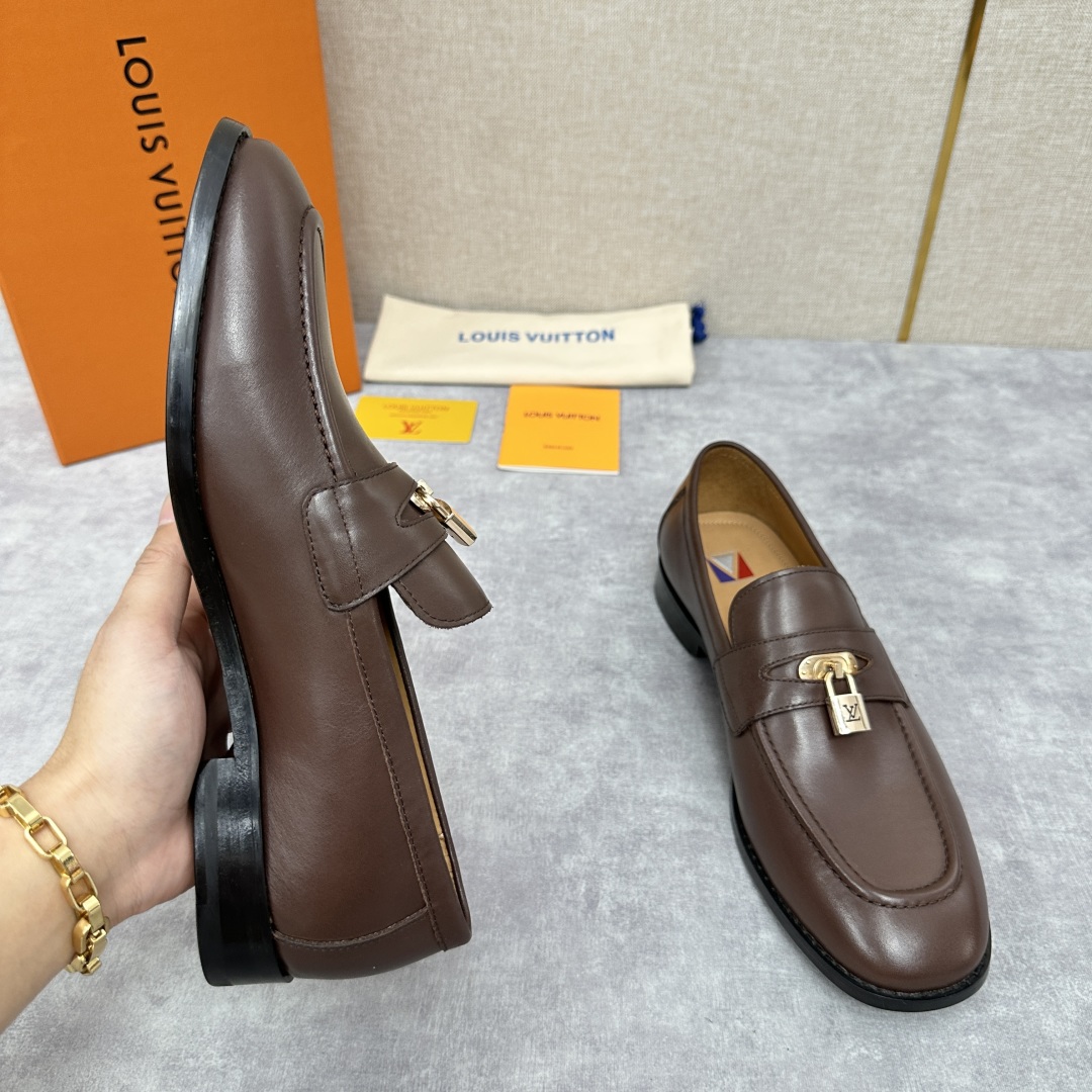 💋💍L家 新品乐福鞋上架  Major便鞋作为路易～的一大经典设计在此借助经典的帆布图纹全新亮相。采用进