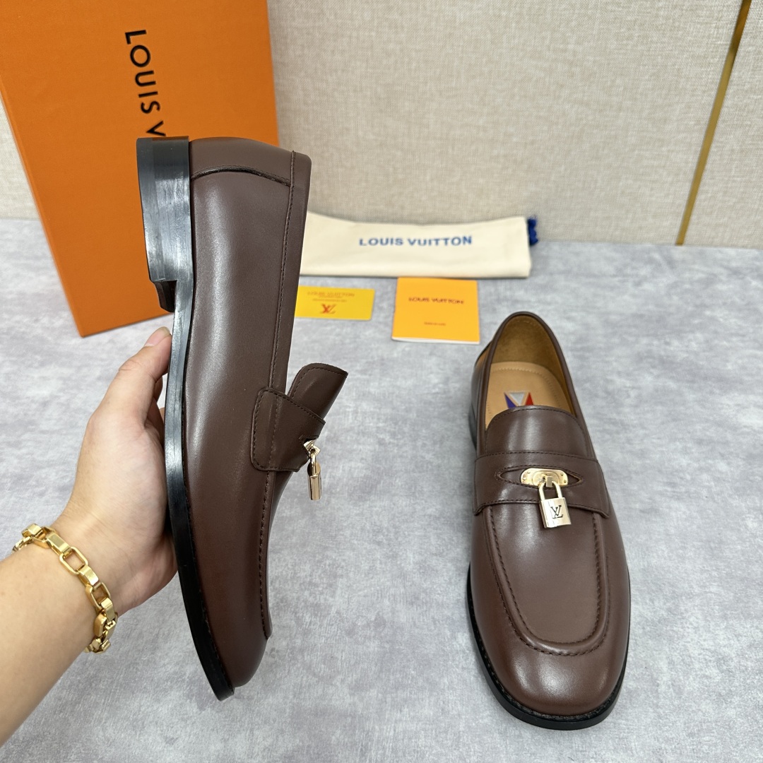 💋💍L家 新品乐福鞋上架  Major便鞋作为路易～的一大经典设计在此借助经典的帆布图纹全新亮相。采用进