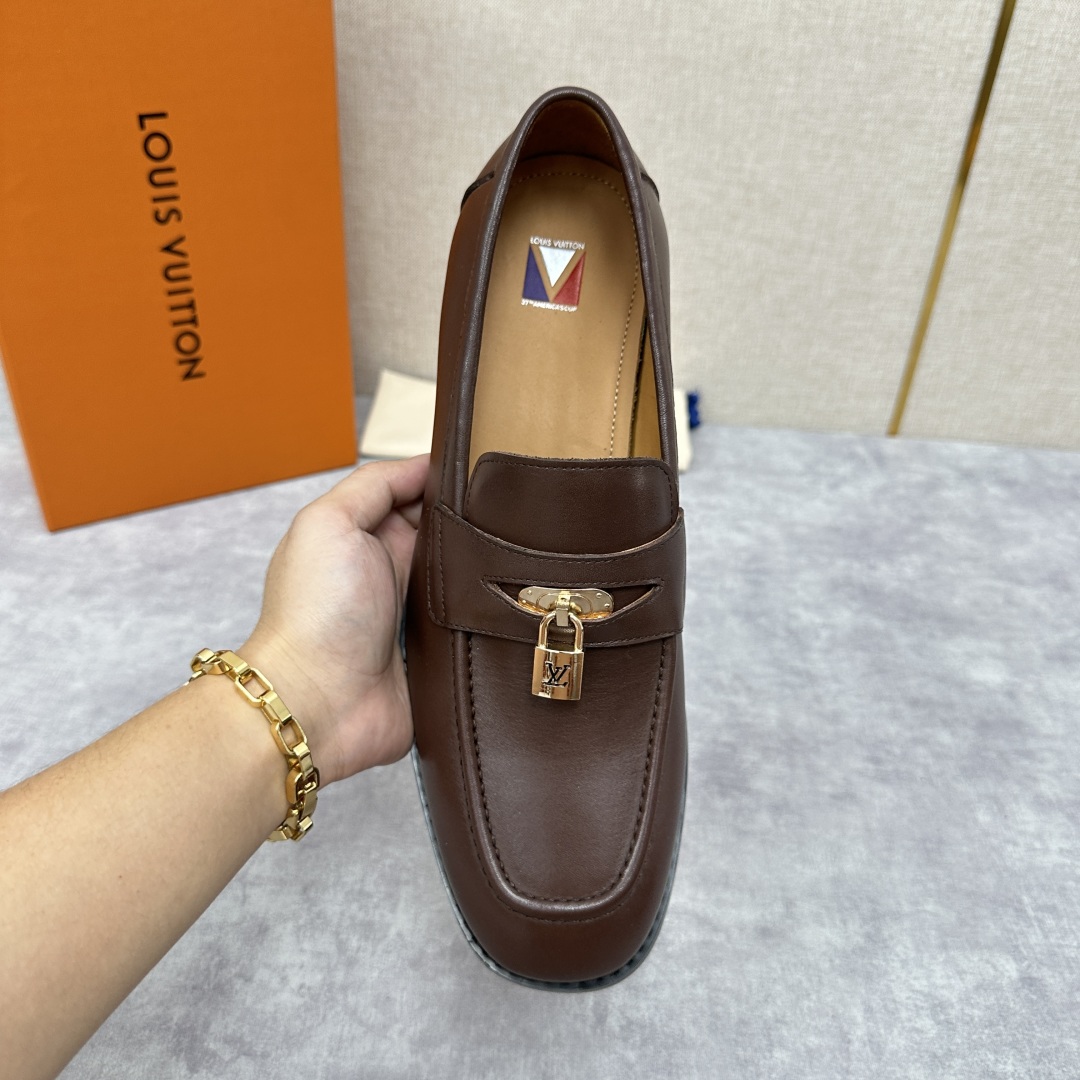💋💍L家 新品乐福鞋上架  Major便鞋作为路易～的一大经典设计在此借助经典的帆布图纹全新亮相。采用进