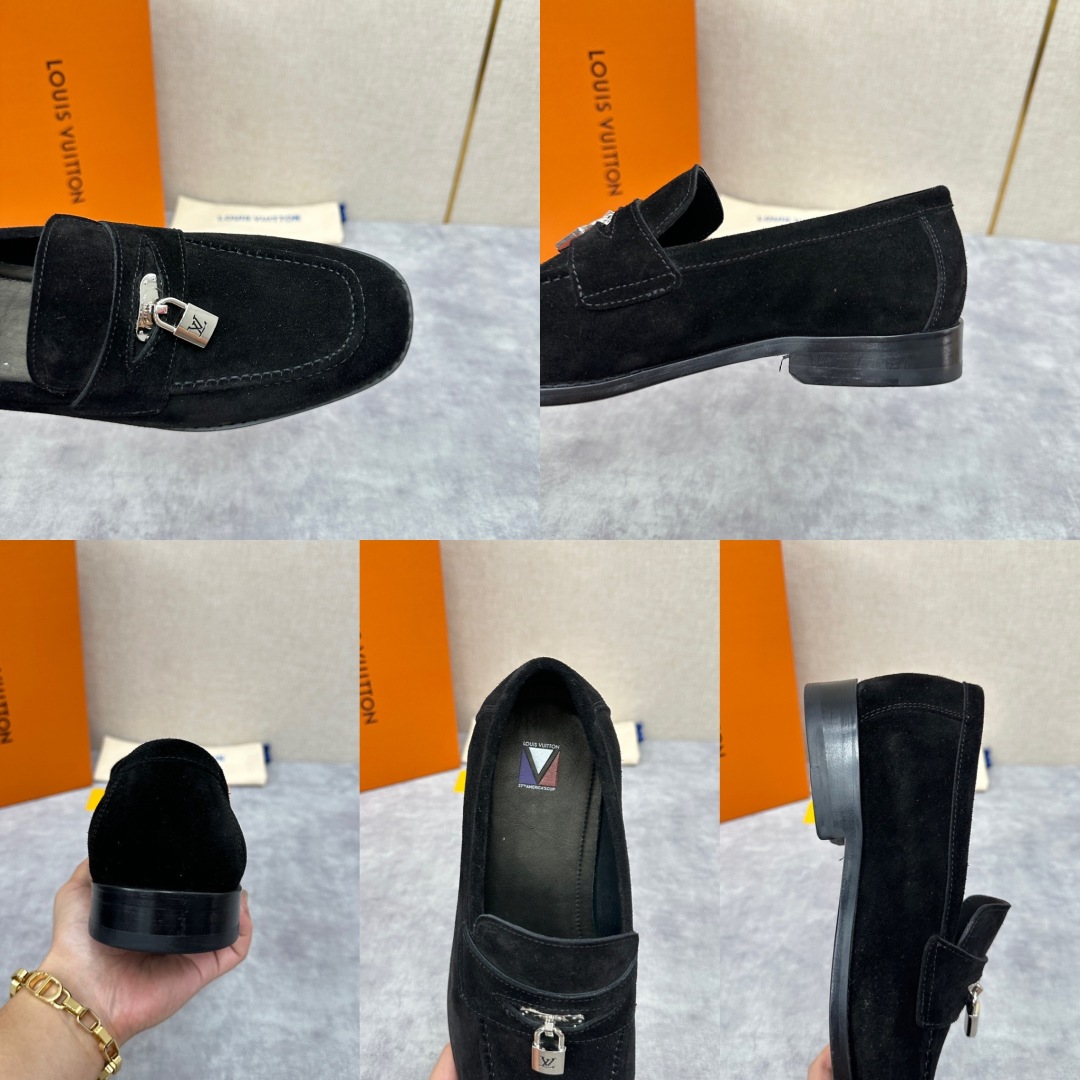 💋💍L家 新品乐福鞋上架  Major便鞋作为路易～的一大经典设计在此借助经典的帆布图纹全新亮相。采用进