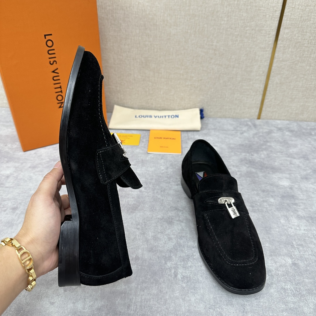 💋💍L家 新品乐福鞋上架  Major便鞋作为路易～的一大经典设计在此借助经典的帆布图纹全新亮相。采用进