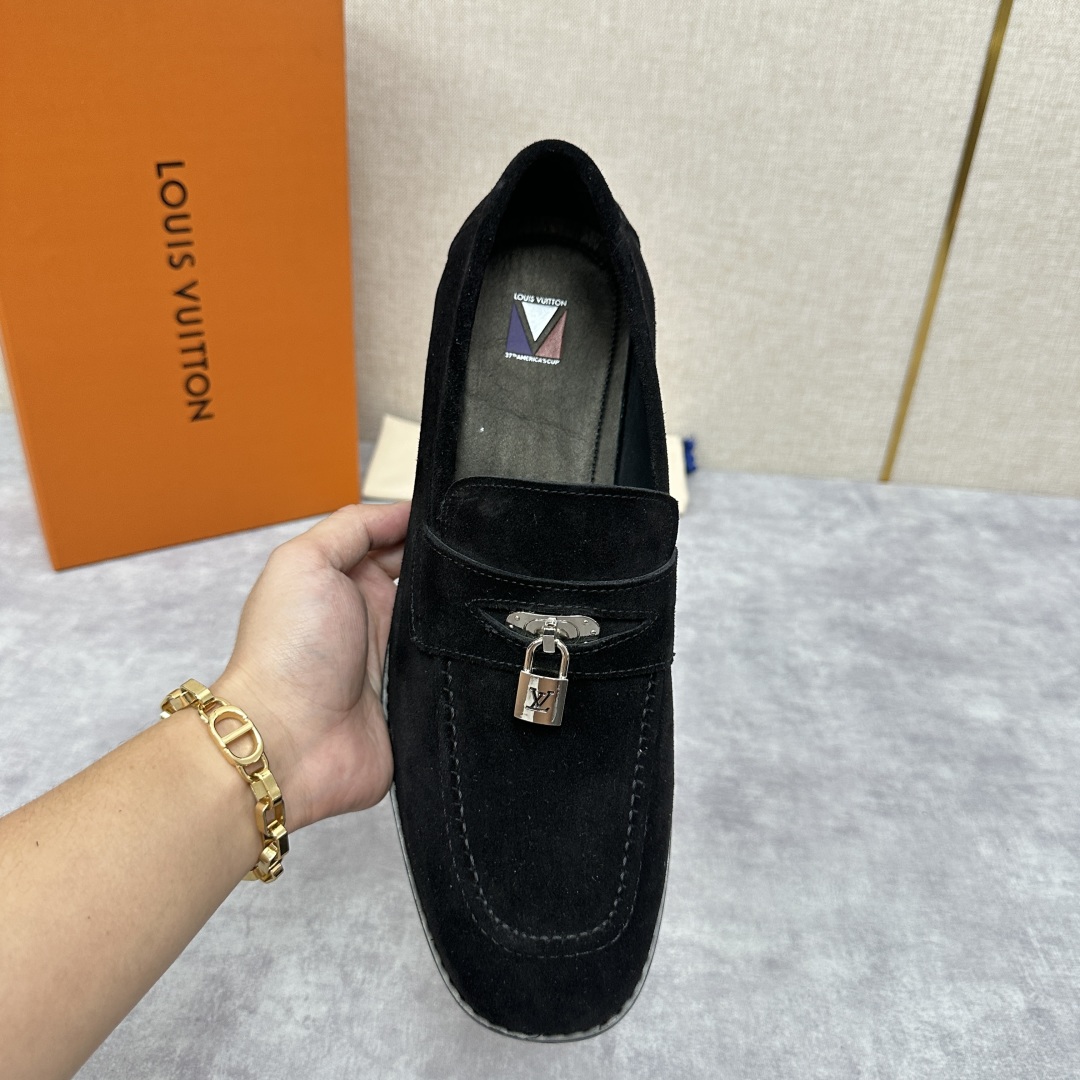 💋💍L家 新品乐福鞋上架  Major便鞋作为路易～的一大经典设计在此借助经典的帆布图纹全新亮相。采用进