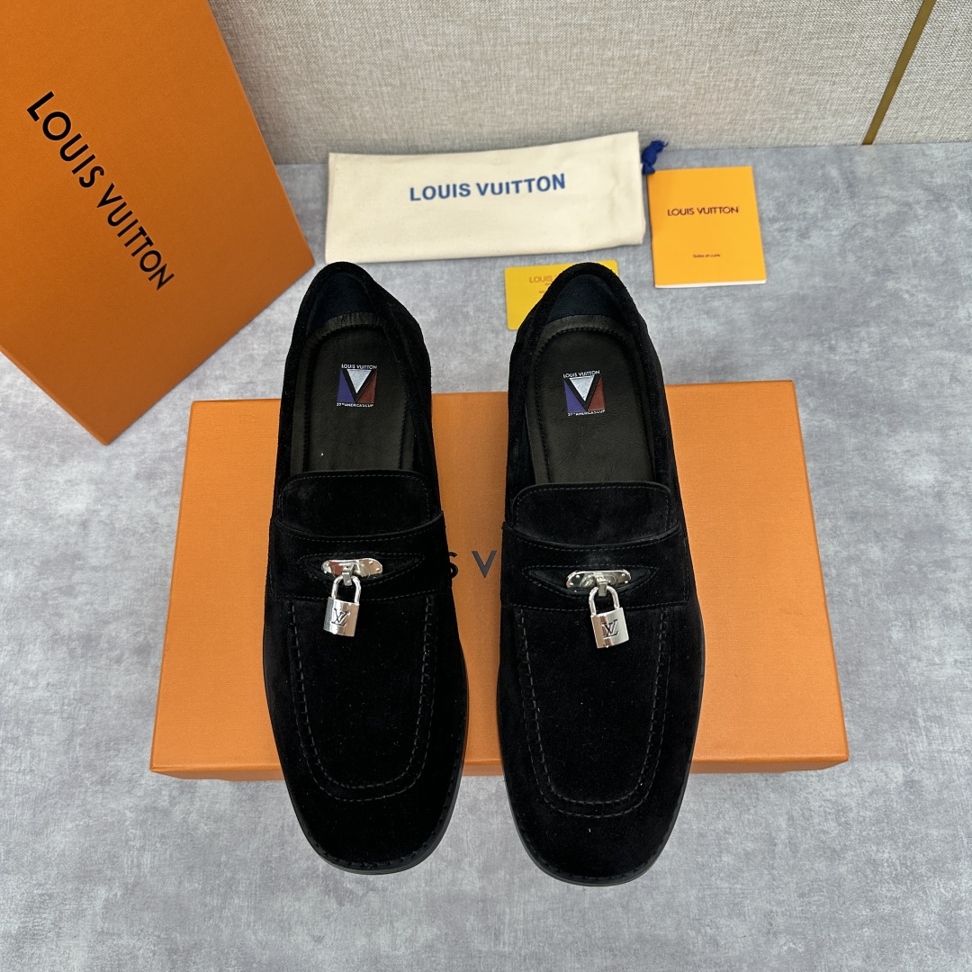 💋💍L家 新品乐福鞋上架  Major便鞋作为路易～的一大经典设计在此借助经典的帆布图纹全新亮相。采用进