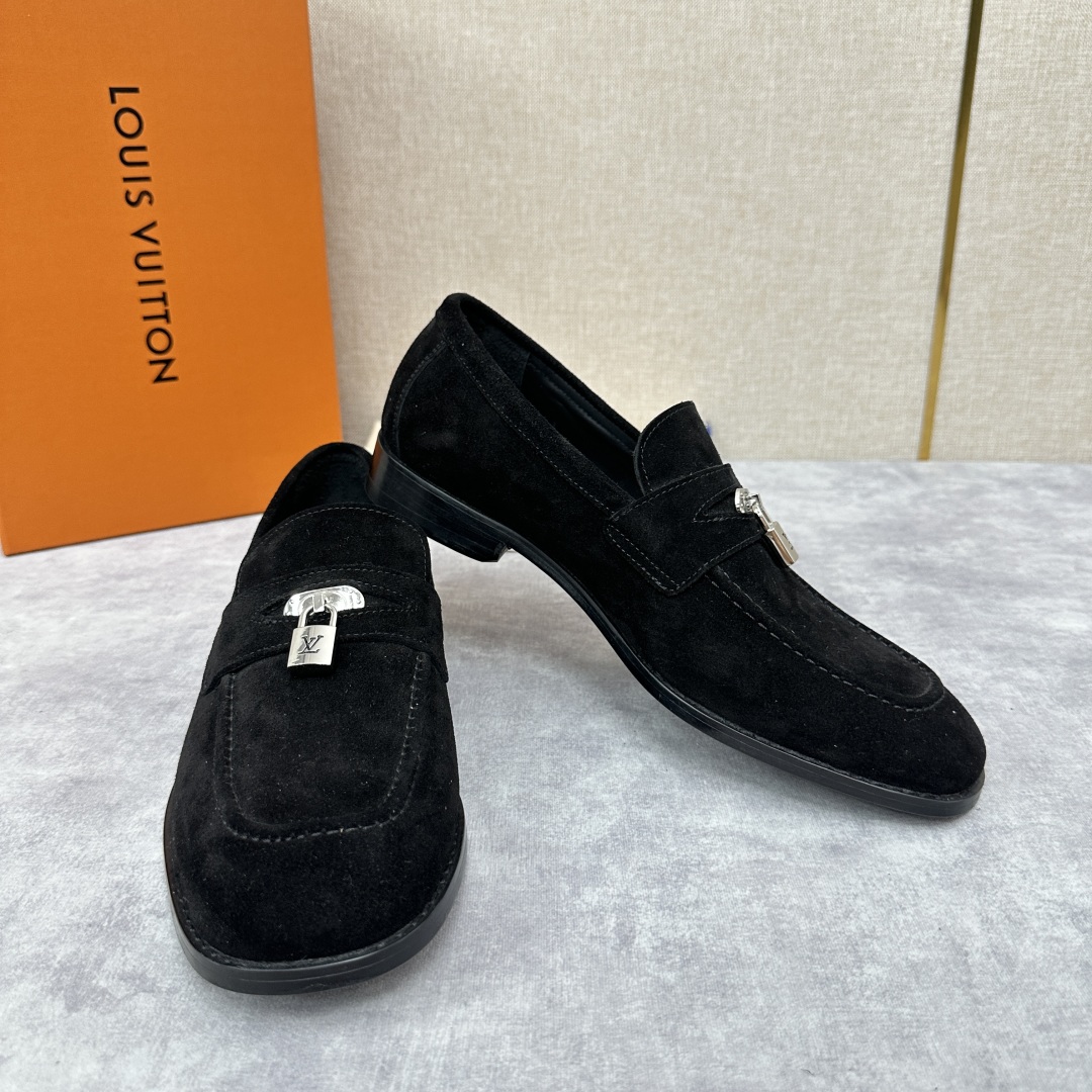 💋💍L家 新品乐福鞋上架  Major便鞋作为路易～的一大经典设计在此借助经典的帆布图纹全新亮相。采用进