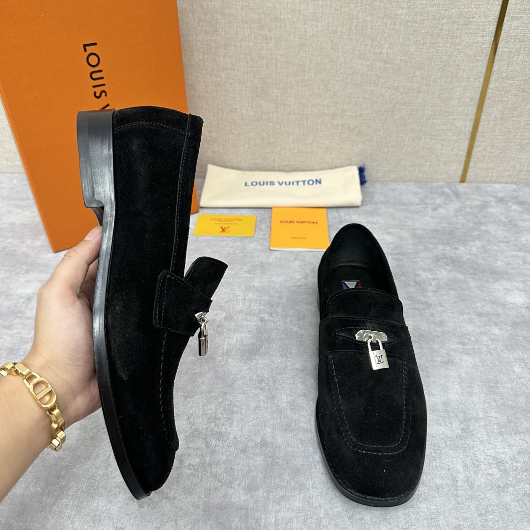 💋💍L家 新品乐福鞋上架  Major便鞋作为路易～的一大经典设计在此借助经典的帆布图纹全新亮相。采用进