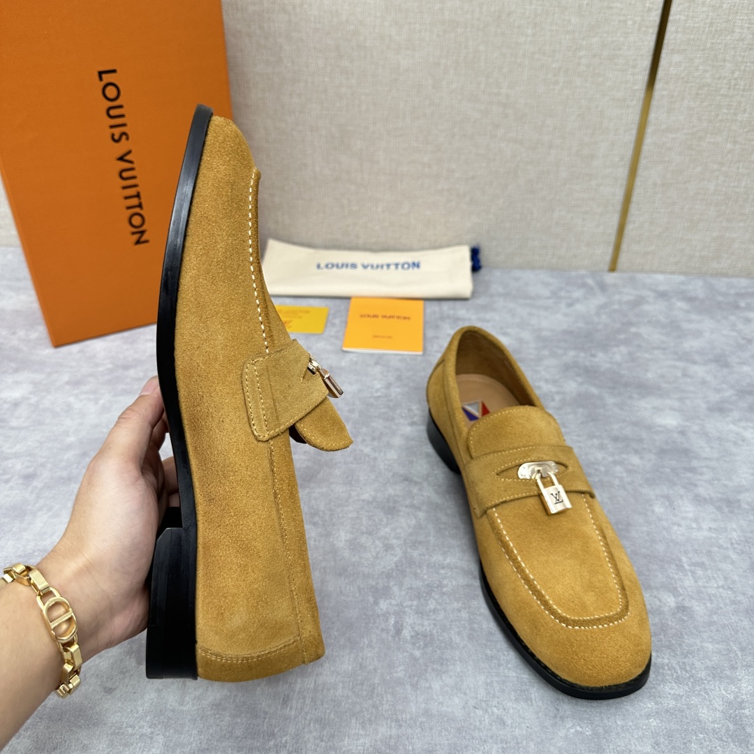 💋💍L家 新品乐福鞋上架  Major便鞋作为路易～的一大经典设计在此借助经典的帆布图纹全新亮相。采用进