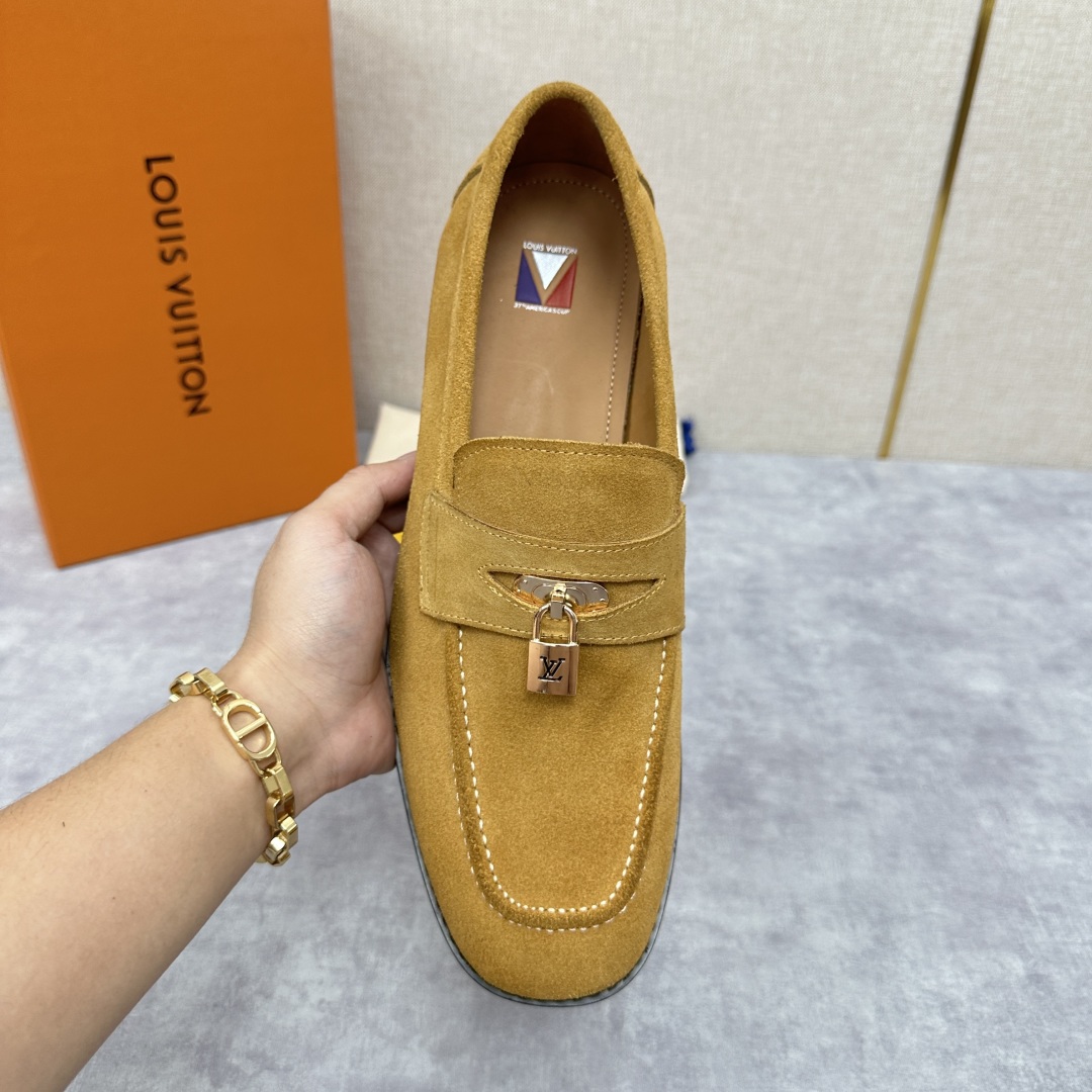 💋💍L家 新品乐福鞋上架  Major便鞋作为路易～的一大经典设计在此借助经典的帆布图纹全新亮相。采用进