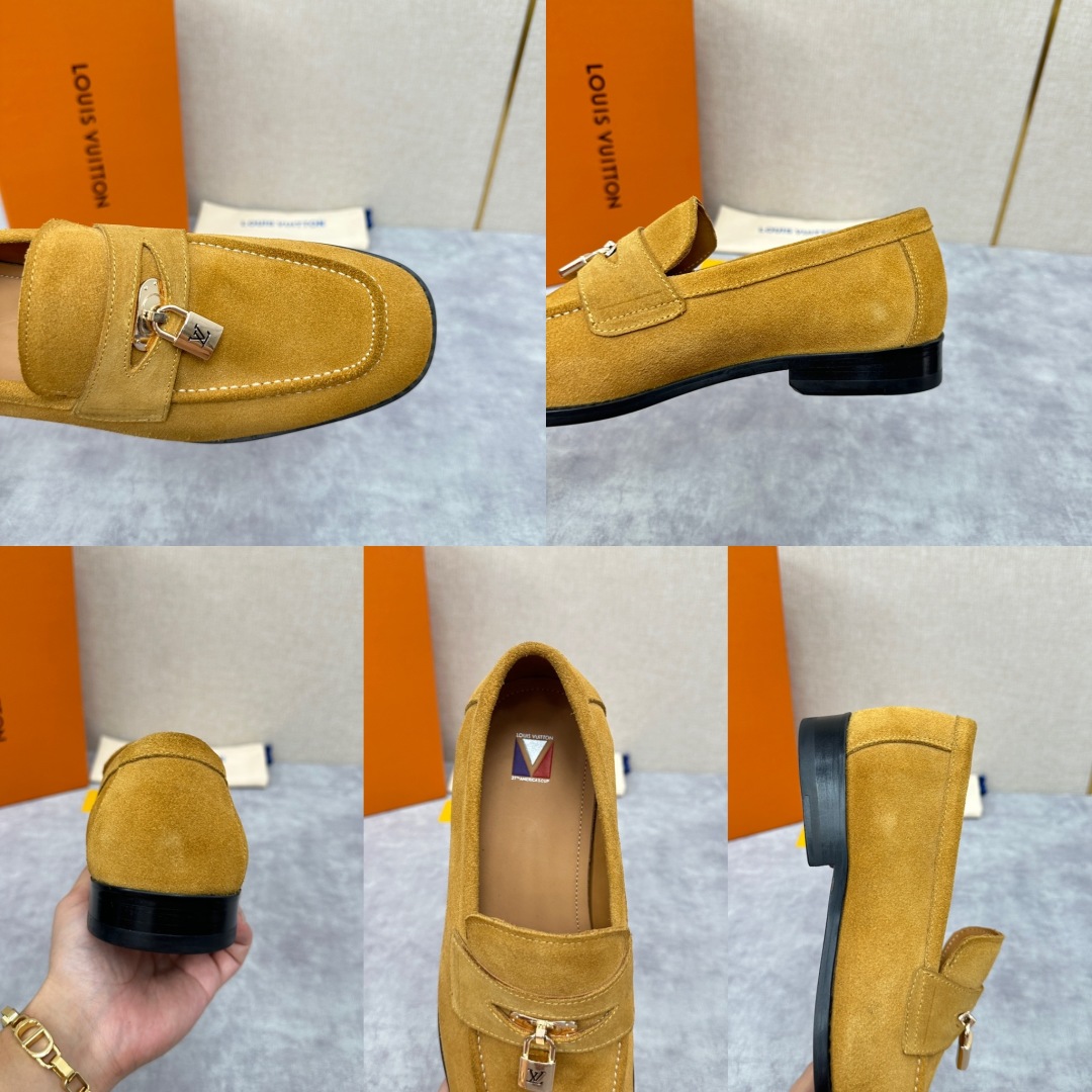 💋💍L家 新品乐福鞋上架  Major便鞋作为路易～的一大经典设计在此借助经典的帆布图纹全新亮相。采用进