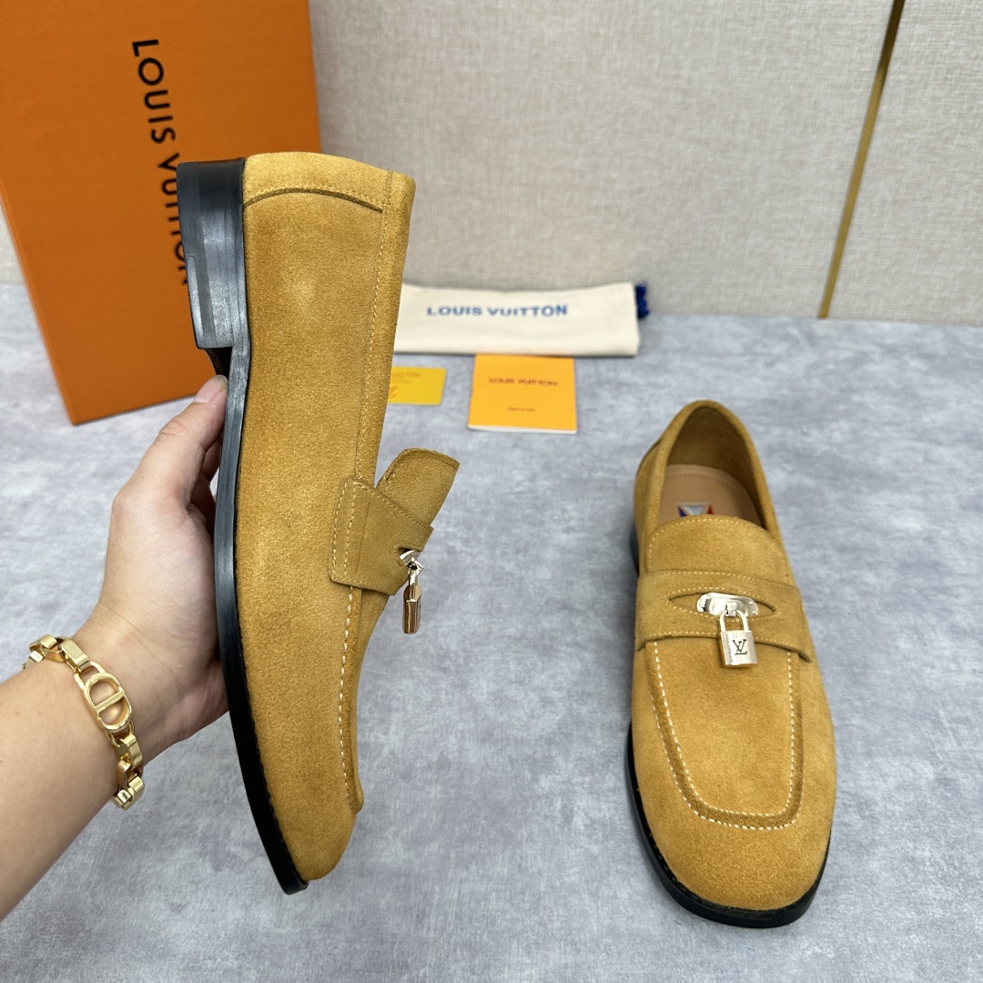 💋💍L家 新品乐福鞋上架  Major便鞋作为路易～的一大经典设计在此借助经典的帆布图纹全新亮相。采用进