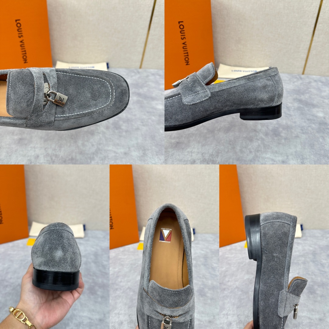 💋💍L家 新品乐福鞋上架  Major便鞋作为路易～的一大经典设计在此借助经典的帆布图纹全新亮相。采用进