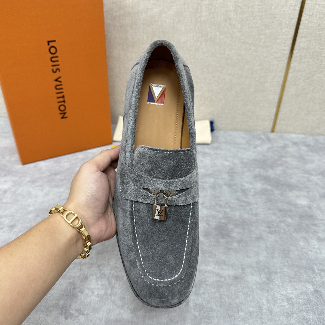 💋💍L家 新品乐福鞋上架  Major便鞋作为路易～的一大经典设计在此借助经典的帆布图纹全新亮相。采用进